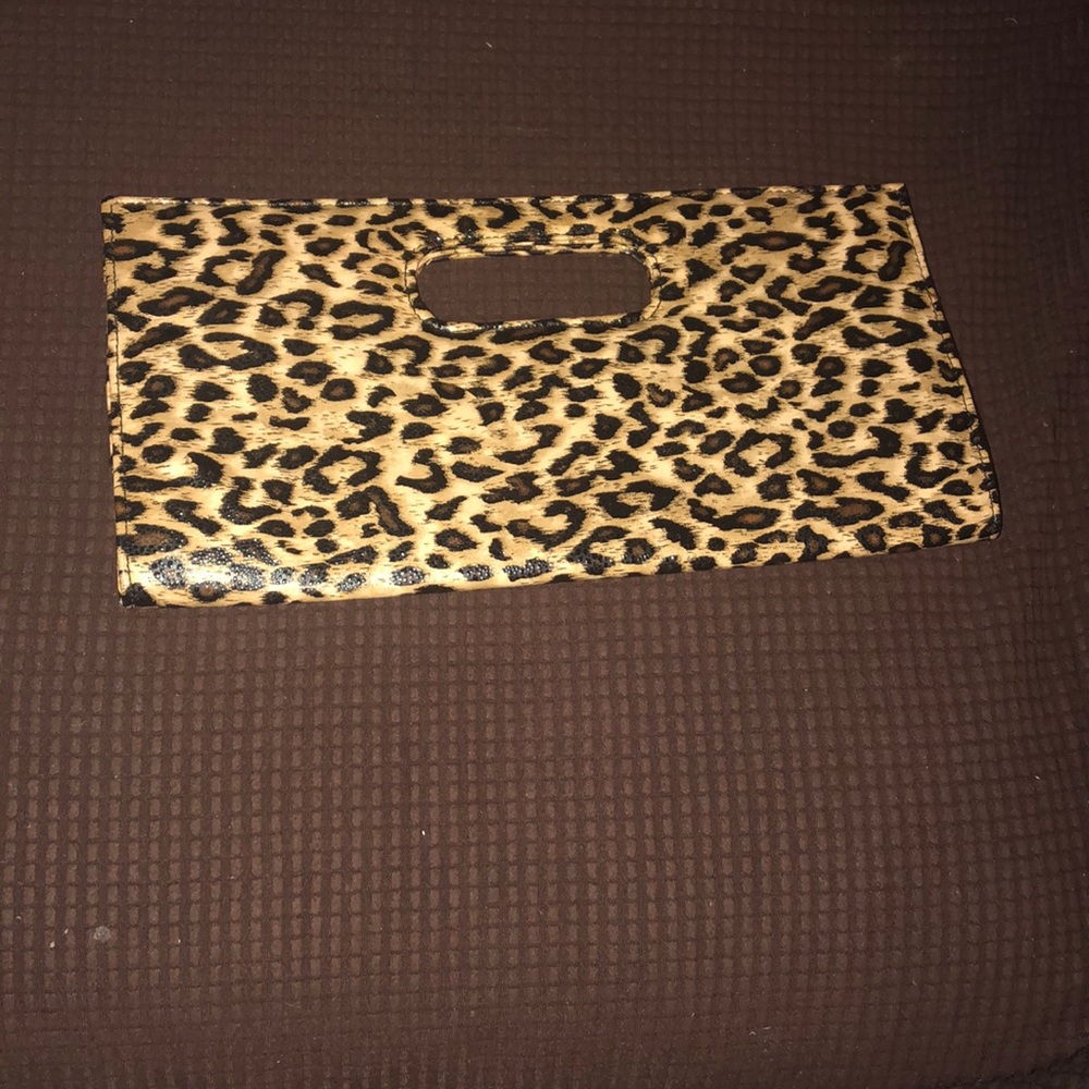 Leopard clutch